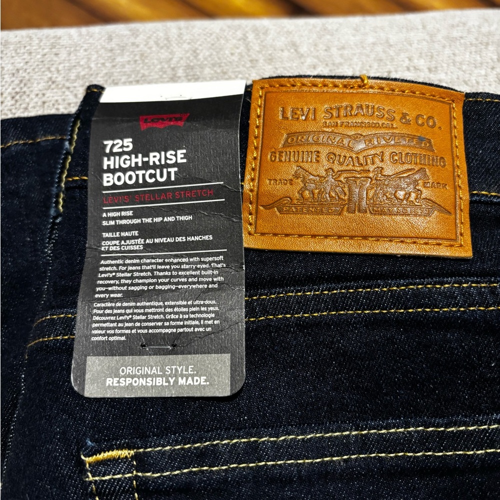 70. NWT LEVIS 725 HIGH RISE BOOTCUT WOMEN'S JEANS Size 29 {$135} - Picture 5 of 9